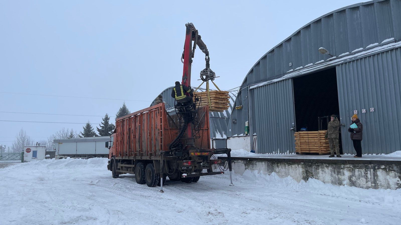 Юстиція спільно з митницею передали ЗСУ значну партію конфіскованої деревини та дизпалива