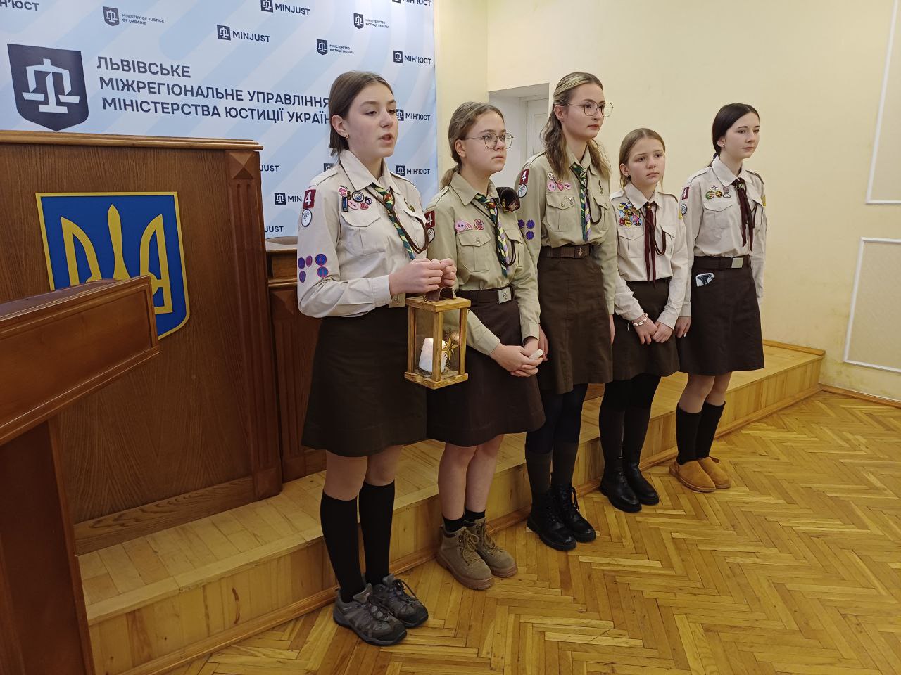 До Львівської юстиції завітали пластунки із  Вифлеємським вогнем миру